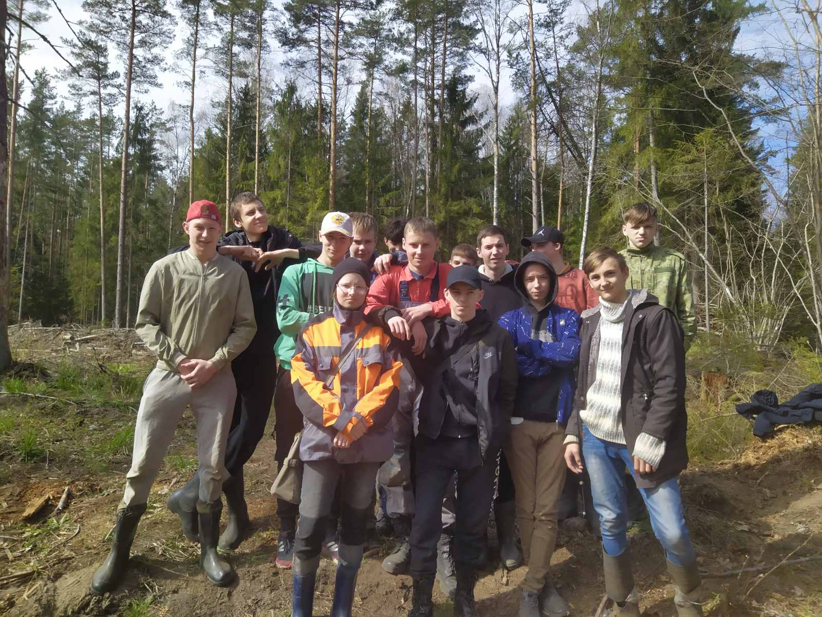 18 апреля 2023 года волонтёры отряда «Градиент» (руководитель отряда Летко А.С.) приняли участие в «Неделе леса».