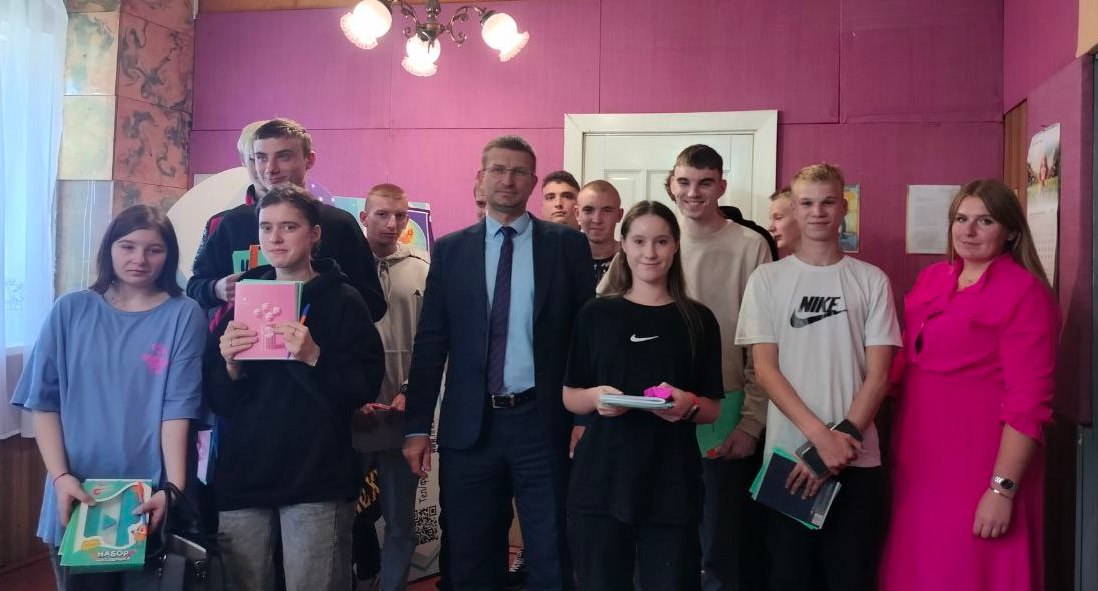 2 сентября члены Белорусской партии «Белая Русь», республиканского общественного объединения«Белая Русь», общественного объединения «БРСМ» из числа членов коллектива колледжа приняли участие в благотворительной акции «В школу с Добрым Сердцем».