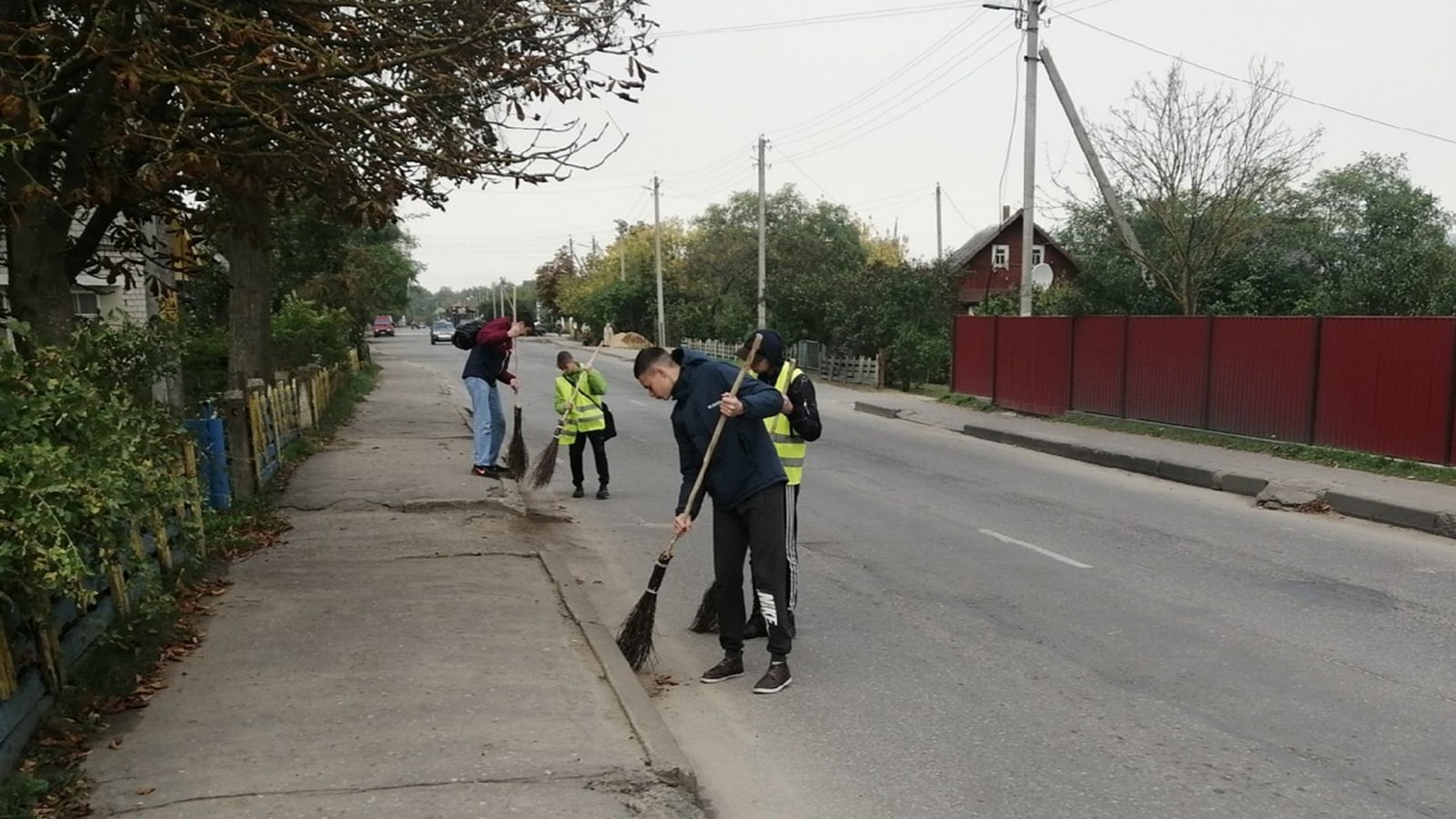За учреждением образования закреплена для уборки ул. 17 Сентября.
1 октября члены ПО ОО «БРСМ» из числа учебной группы  №226 осуществляли уборку данной территории.