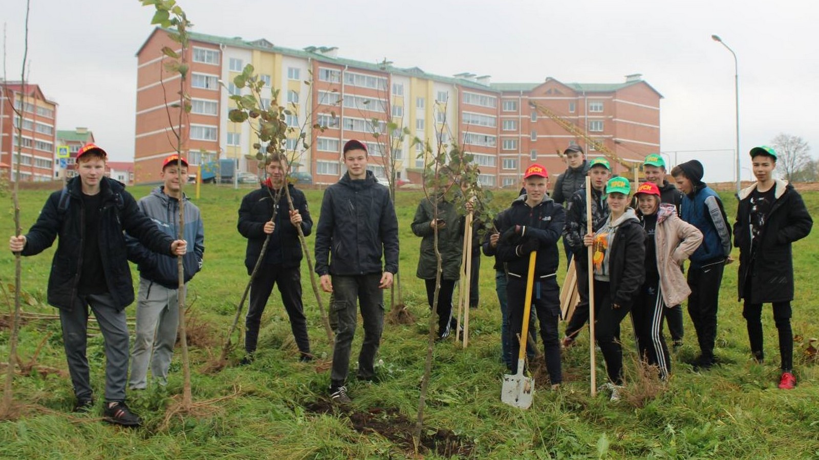 23 октября 2020 г. обучающиеся колледжа приняли активное участие в экологической акции ОО «БРСМ» по посадке деревьев в микрорайоне «6 городок» (секретарь ПО ОО «БРСМ» Моисеева П.И.)