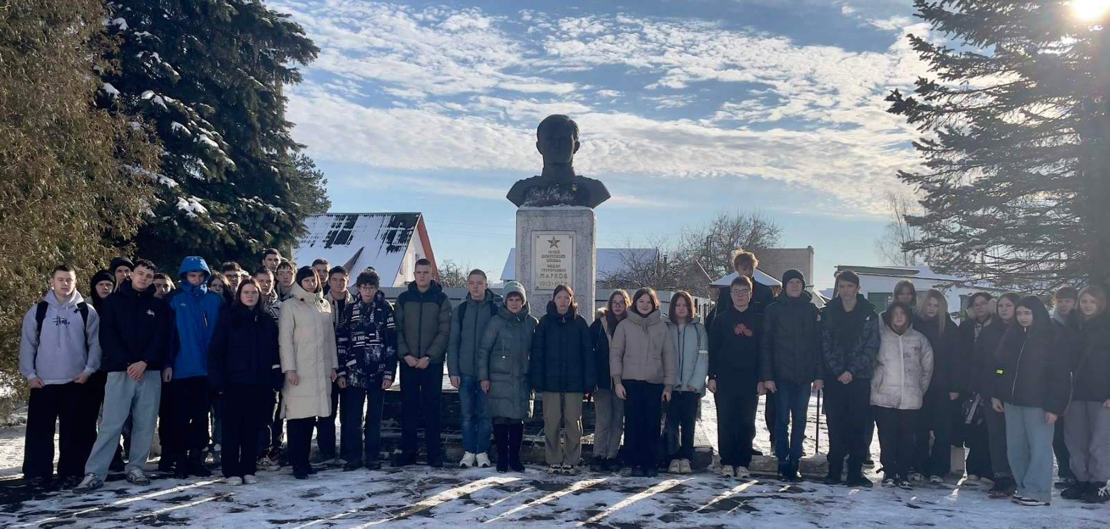 5 февраля в рамках мероприятий месячника по военно-патриотической работе состоялся митинг у памятника-бюста Героя Советского Союза Ф.Г.Маркова, в котором приняли участие обучающиеся первого курса, педагоги, первый секретарь РК ОО «БРСМ» Петрова А.В., руководитель клуба «Наша спадчына» Жук Л.В.