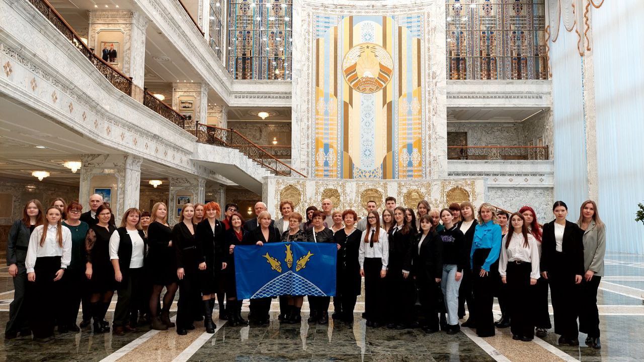 5 февраля преподаватель колледжа Байковская О.О., активистка ПО ОО «БРСМ», обучающаяся 3 курса уровня ССО Пацевич Карина в составе делегации Поставского района посетили Дворец Независимости. Пресс-секретарь Президента Республики Беларусь Наталья Эйсмонт поделилась с присутствующими историей Дворца Независимости, рассказала о знаковых событиях, проходивших в его стенах.